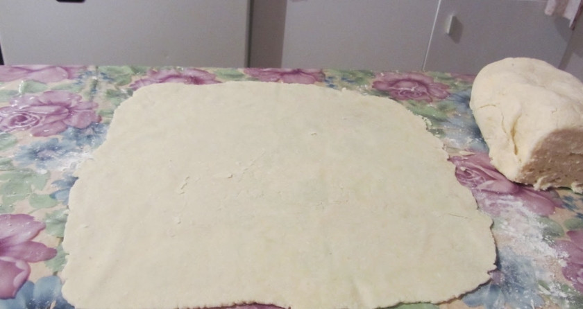 1. Этап. Наполеон из слоеного теста со сгущенкой: 1. Тесто разморозим и разделим примерно на одинаковые кусочки, раскатывааем. Куски могут быть и не одинаковыми, потом просто обрежете все лишнее, а из обрезков сделаете крошку для посыпки торта.