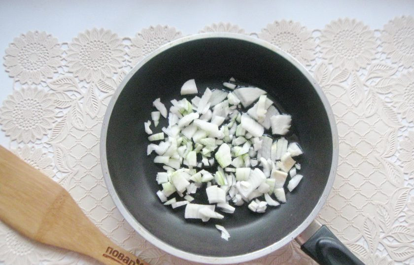 1. Этап. Мясные котлеты с баклажанами: Репчатый лук очистите, помойте и мелко нарежьте. Выложите в сковороду.