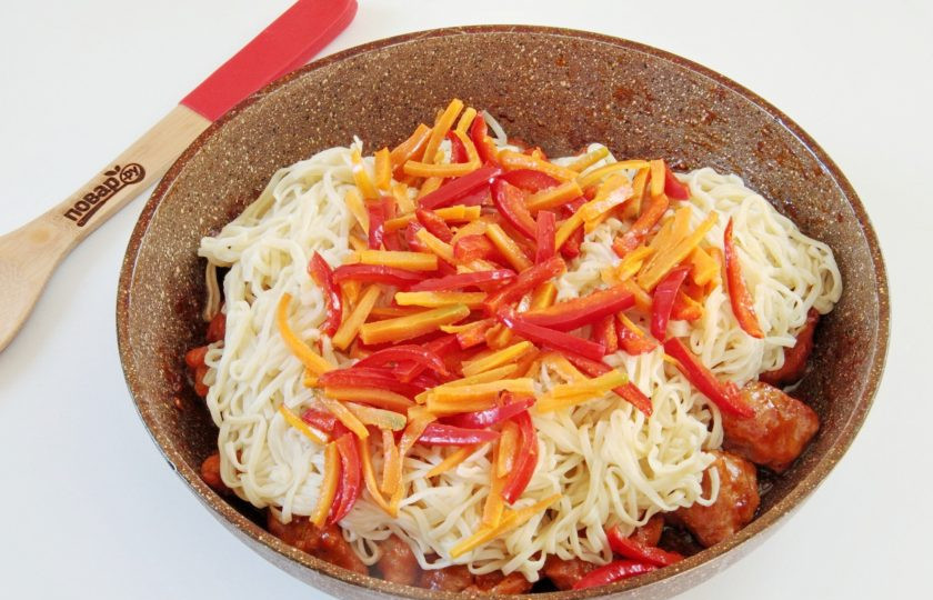 1. Этап. Свинина с лапшой по-азиатски: 9. Добавьте отваренную лапшу и обжаренные овощи.