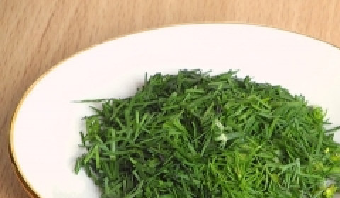 1. Этап. Суп грибной из лисичек: Укропчик мелко нарежьте.