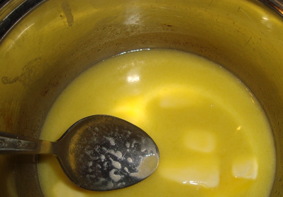 1. Этап. Заварное тесто для торта: 1. Масло залейте водой, добавьте щепотку соли. Нагревайте до полного растопления масла и далее, пока смесь не закипит.