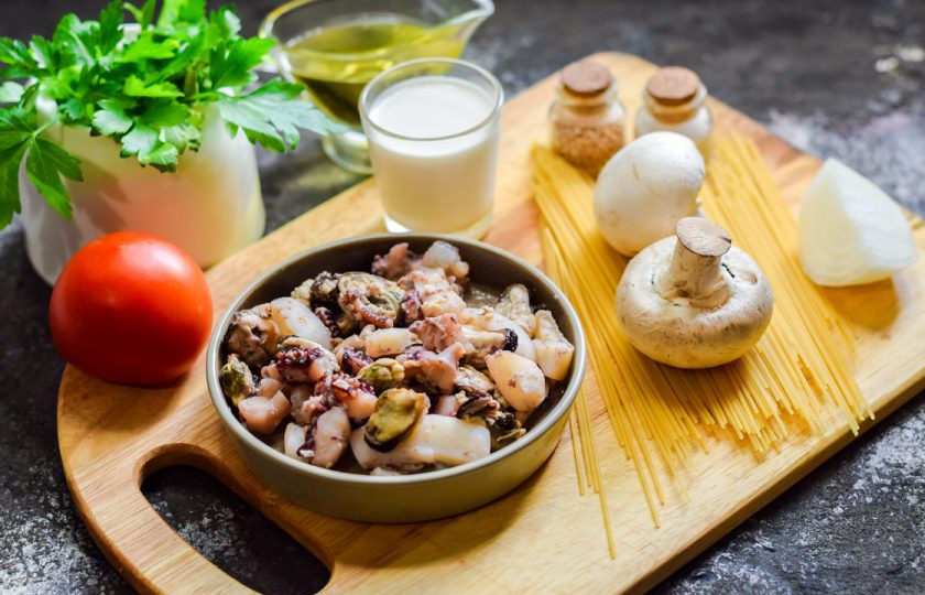 1. Этап. Гнезда с морепродуктами: Подготовьте ингредиенты.