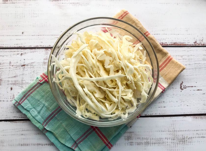 1. Этап. Салат Копченая капуста: Мелко нарежьте капусту.