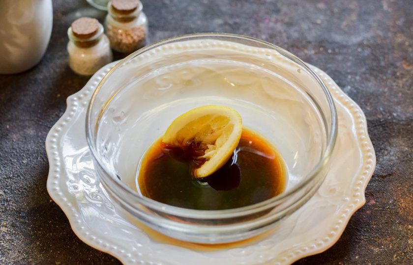 1. Этап. Курица по-шанхайски: В миску влейте соевый соус и сок лимона.