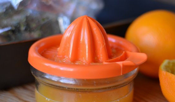 1. Этап. Мясо на косточке в духовке: Выдавим сок из апельсина.