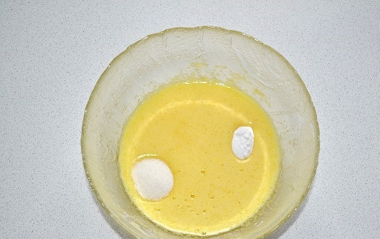 1. Этап. Торт Норд: Добавьте соду и ванильный сахар.