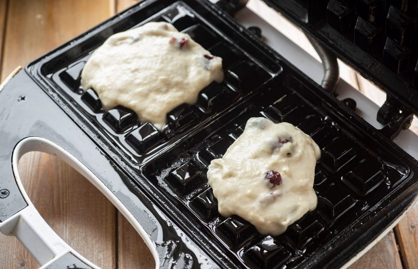 1. Этап. Вафли с клюквой: Смажьте тонким слоем растительного масла рабочие поверхности электровафельницы. Выложите на каждую панель примерно по одной столовой ложке теста и выпекайте вафли до золотистого румянца — я пекла 2,5 минуты.