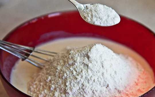 1. Этап. Оладушки на кефире без соды: 4. Просейте муку, затем добавьте ее в миску.