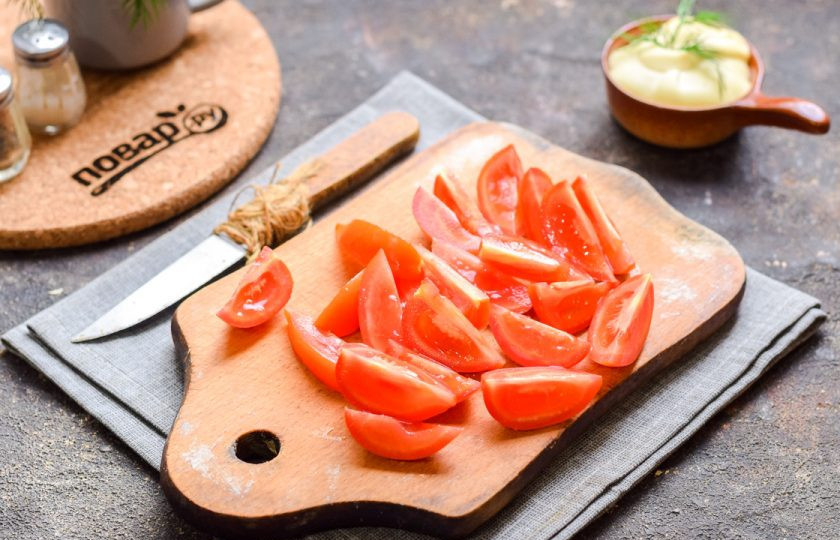 1. Этап. Салат Кайфовый с крабовыми палочками: Помидоры сполосните и просушите. После помидоры нарежьте дольками или небольшими кубиками.