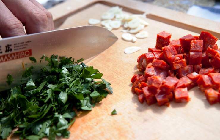 1. Этап. Мидии с чоризо: Измельчите чеснок и петрушку, крупно нарежьте чоризо, а мидии помойте и очистите от морской травы.