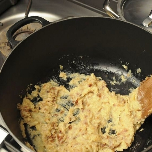 1. Этап. Чесночный крем-суп: Быстро перемешивая, обжариваем до тех пор, пока чеснок и мука не скрепятся.