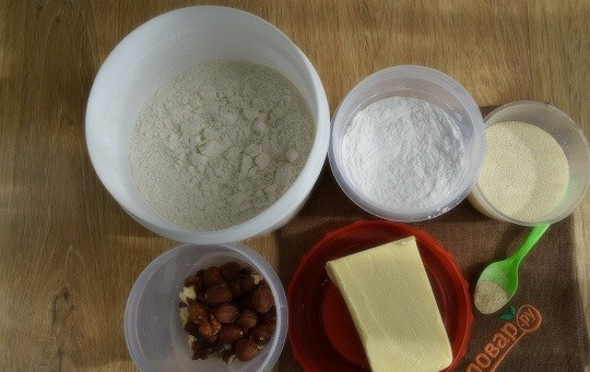 1. Этап. Элайче Гаджа: Подготовьте необходимые ингредиенты. Масло размягчите до комнатной температуры.