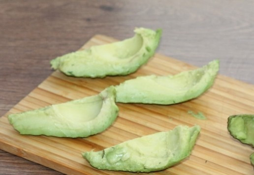 1. Этап. Слоеный салат с авокадо, тунцом, черри: 7. Авокадо очищаем от шкурки и косточки.