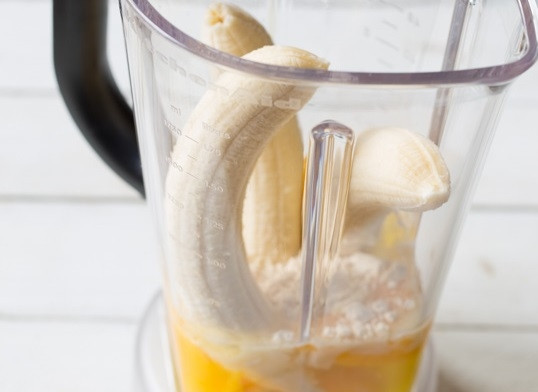 1. Этап. Банановые оладьи на кокосовой муке: 2. В блендер отправьте яйца, муку и очищенные бананы. Взбейте все до однородности.