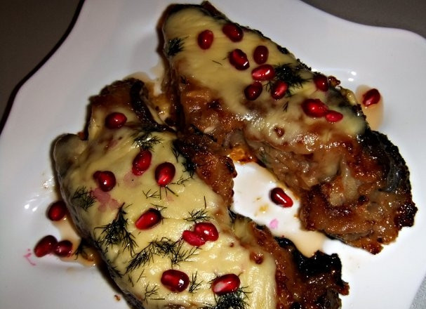 1. Этап. Стейк голубой акулы: Готовый стейк голубой акулы подавать можете с картошкой, овощами. А можете посыпать их гранатовыми зернами, будет очень эффектно. Приятного аппетита!