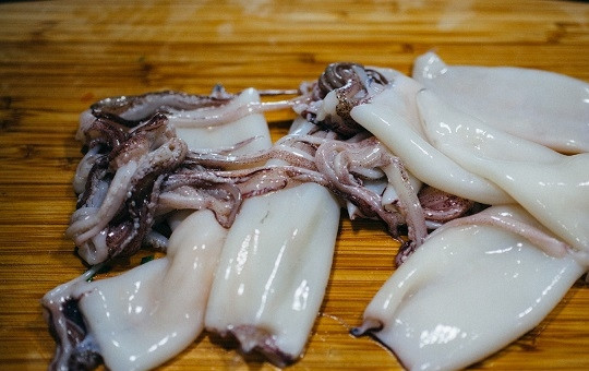 1. Этап. Салат из кальмаров и авокадо: 1. Первым делом вымойте, очистите кальмары. Нарежьте средними по толщине кусочками. Доведите до кипения воду в кастрюле, подсолите по вкусу и опустите туда морепродукты.