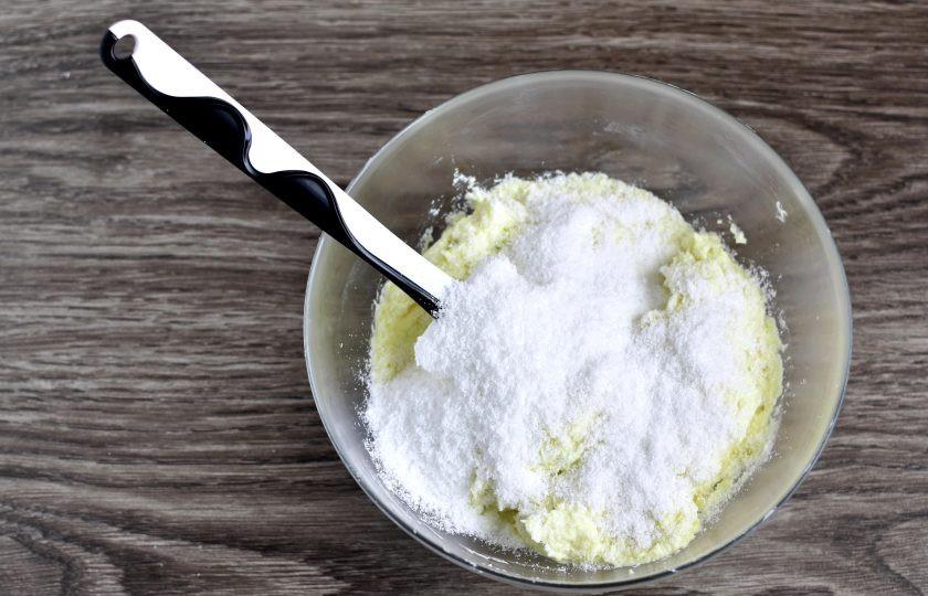 1. Этап. Торт «Экзотик»: Всыпьте в крем кокосовую стружку и перемешайте лопаткой.