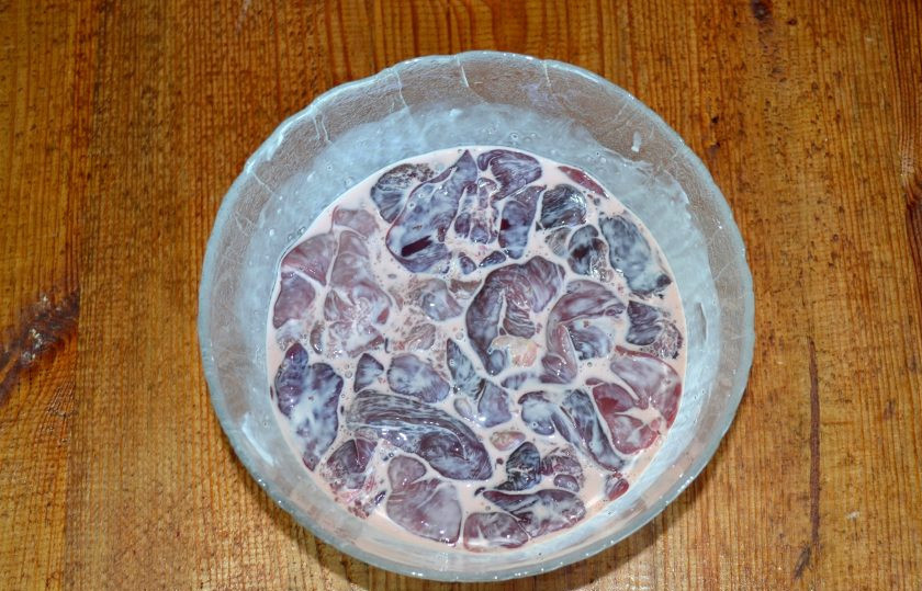 1. Этап. Печень в беконе на мангале: Все тщательно перемешайте.