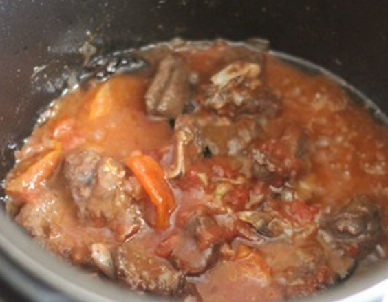 1. Этап. Рагу из баранины в мультиварке: После этого тушите в течение 40 минут. На стол подавайте с мятно-сметанным соусом.