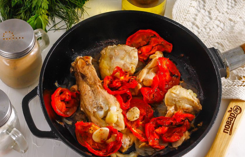 1. Этап. Курица с вялеными помидорами: Выложите на курицу вяленые томаты. Их добавляйте в последнюю очередь, чтобы они сохранили свою форму, но отдали мясу вкусы и ароматы. Протомите около 2-3 минут.