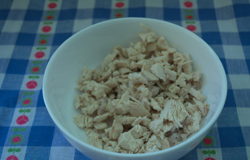 1. Этап. Салат Арбузная долька: 1. Отварите курицу. Снимите с кости, удалите кожу. Мясо нарезать мелко. Вкуснее салат будет, если взять мясо с ноги птицы.