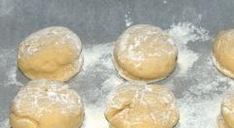 1. Этап. Сконы со сливочным кремом: Сконы выложить на противень, застеленный бумагой. Сконы не должны касаться друг друга, поэтому важно следить за расстоянием. Перед тем как запекать, булочки следует смазать молоком и посыпать мукой. Выпекать их нужно около 20 минут при температуре 220 градусов, пока сконы не станут пышными и не покроются легкой золотистой корочкой.