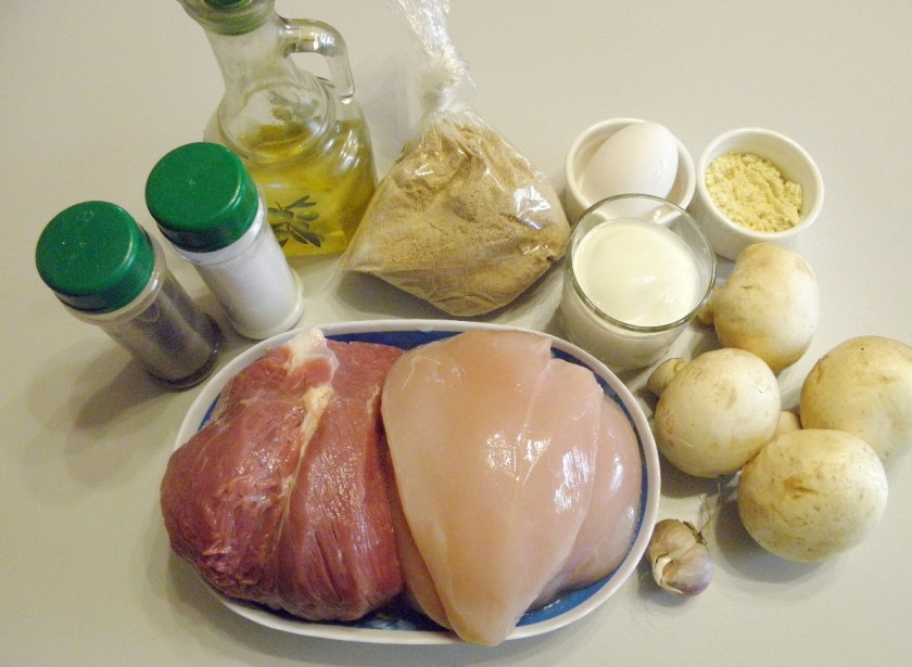 1. Этап. Котлеты под грибным соусом: Подготовьте продукты. По мере приготовления я буду уточнять, какие продукты и для чего я использую. Итак, вымойте мясо и грибы, очистите чеснок — и приступаем!
