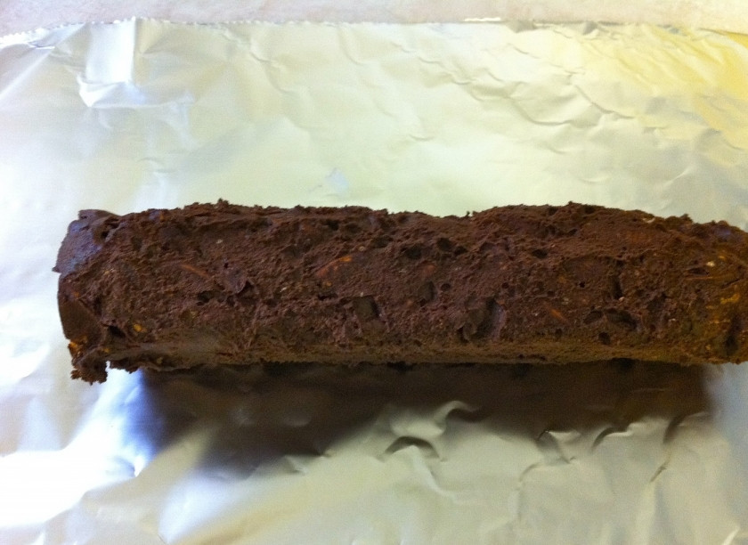 1. Этап. Шоколадные колбаски из печенья: Массу разделите на несколько частей под колбаски. Каждую колбаску формируйте на фольге и плотно в нее заверните. Отправьте в морозилку на 2 часа, чтобы застыло.