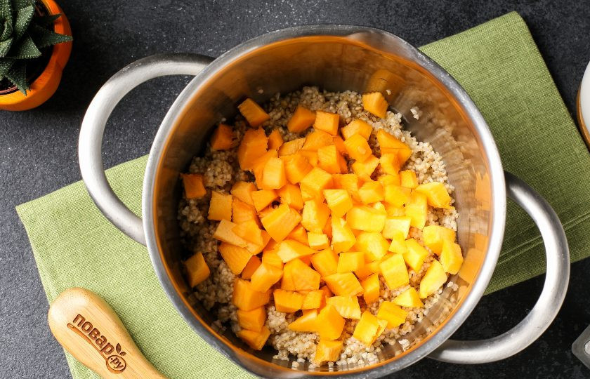 1. Этап. Каша ячневая с тыквой: Затем добавьте нарезанную кубиками тыкву.