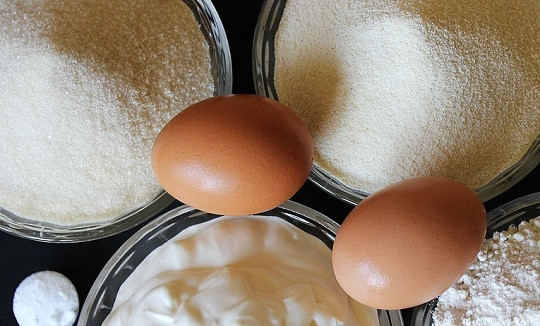 1. Этап. Манник классический: 1. Подготовьте нехитрый набор ингредиентов, который вам потребуется, чтобы повторить этот рецепт. Включите духовку, пусть разогревается до 180 градусов.