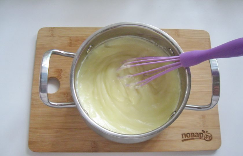 1. Этап. Бостонский кремовый пирог: Когда молоко начнет закипать, влейте смесь желтков, сахара и крахмала. Постоянно перемешивая, доведите крем до загустения. В горячий крем выложите сливочное масло и перемешайте. Затем крем охладите.