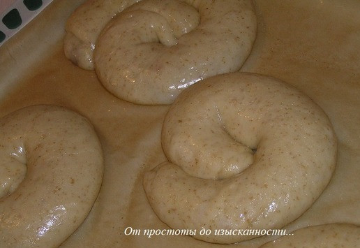 1. Этап. Энсаймада или Булочки-улитки: Духовку разогрейте до 180*С. Подошедшие булочки сбрызните ледяной водой.