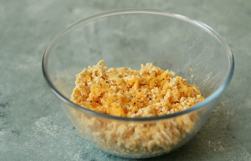 1. Этап. Котлеты из тыквы на пару: Прокрутите в мясорубке тофу, тыкву и жареный лук до консистенции фарша.