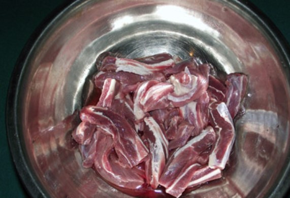 1. Этап. Говядина по-грузински: Говядину порежьте кусочками и отварите до готовности.