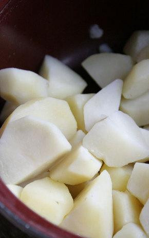 1. Этап. Вареники с картошкой и грибами: Сварить картофель. Сделать картофельное пюре, посолить поперчить.