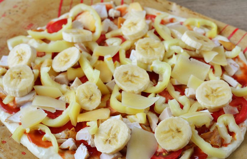 1. Этап. Пицца с бананами: Выложите сладкий перец, сыр и бананы.