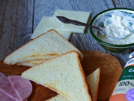1. Этап. Сэндвичи Зубастики: Ломтики хлеба разрезать пополам, подсушить на сухой гриль-сковороде или в тостере.