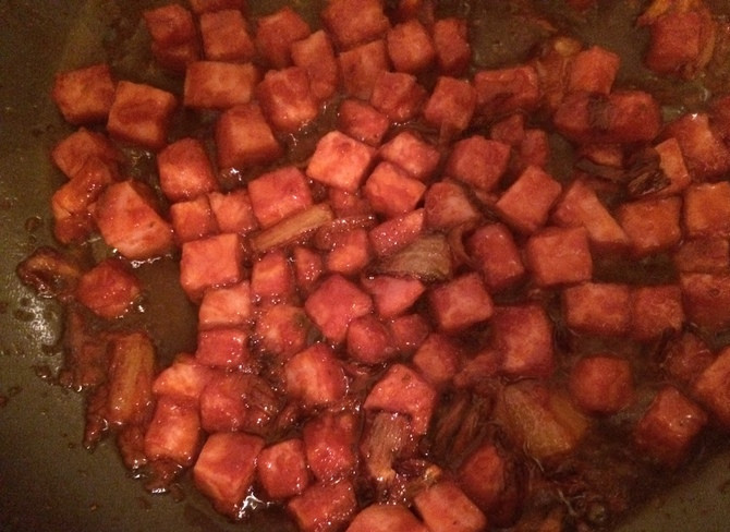 1. Этап. Тосты с ветчиной и овощами: Мелко нарезаем лук и ветчину. Обжариваем на сковородке.