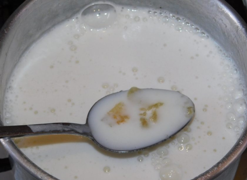 1. Этап. Грушевая сгущенка: Отдельно смешайте молоко с содой и влейте в уваренные груши. Перемешайте и верните на плиту. Продолжайте варить, примерно еще 1 час. На поверхности будет образовываться пенка, её необходимо снять.