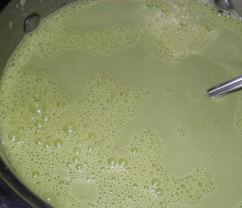 1. Этап. Торт Улыбка Шрека: 5. Нагреваем, но не кипятим, молоко и вливаем в фисташковую смесь. Ставим на плиту и доводим до загустения. Чуть остудим и добавим готовый желатин.