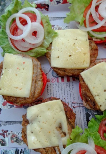 1. Этап. Бургер-гриль красный бархат: Собираем бургер. Булочки смазать соусом, на нижнюю часть выложить котлету с сыром, на верхнюю лист салата, помидор и лук. Соединить половинки и можно сразу угощаться.