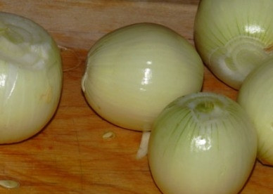 1. Этап. Икра кабачковая на 3 кг: Чистим лук.