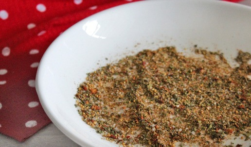 1. Этап. Куриное филе с творожным сыром: В чашку высыпать смесь специй, добавить соль, перемешать. ! У меня смесь кавказский трав, включающая копченую паприку, базилик, черный и красный горький перцы, семена горчицы и лавровый лист. Вы можете выбрать смесь перцев по своему вкусу.