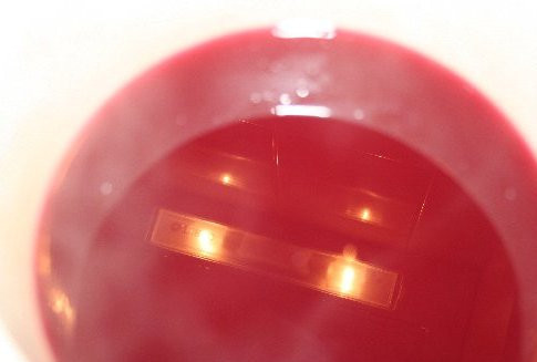 1. Этап. Желе из варенья с желатином: После этого массу нужно процедить и отделить сок от ягод.