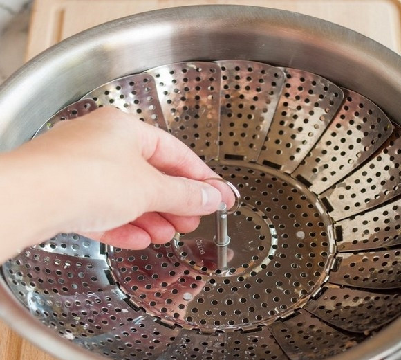 1. Этап. Овощи на пару: Вложите подставку для приготовления на пару. Уровень воды в кастрюле должен быть ниже дна подставки.