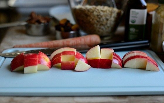 1. Этап. Овсяная каша в духовке: 1. Яблоко нарежьте кубиками.