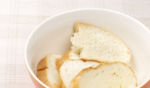 1. Этап. Котлеты из свинины и говядины: Батон нужно залить молоком и оставить на 10-15 минут. Для этого подойдет как свежий, так и черствый хлеб.