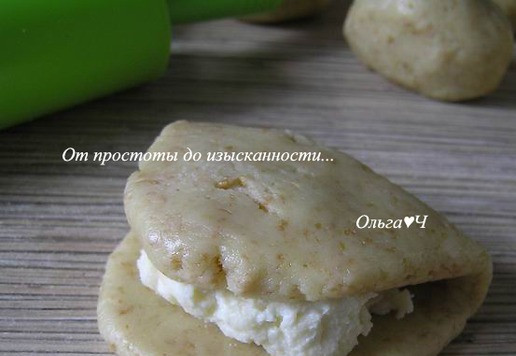 1. Этап. Сочники с кокосовой стружкой: Выложите 1/6 часть начинки с одной стороны. Накройте другой стороной.