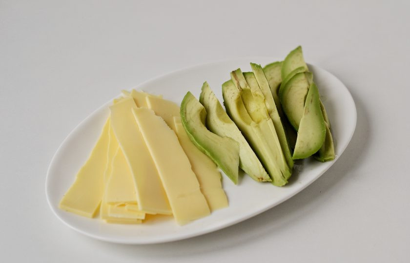 1. Этап. Бутерброды с сыром и авокадо: Авокадо очистите от кожуры, удалите косточку. Нарежьте авокадо и сыр на ломтики.