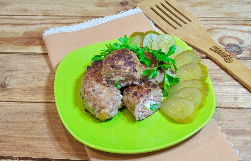 1. Этап. Ала-тоо: В конце обжарки влейте в сковороду немного воды и подержите котлеты как бы на пару. Котлеты будут сочнее, а мы будем точно уверены, что мясо проготовилось.